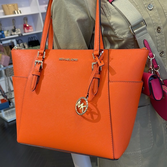 MICHAEL KORS
Jet Set Large Crossgrain Leather Top-Zip Charlotte Tote Shoulder - Picture 16 of 16